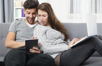 Paar beim online Festgeldkonto Vergleich