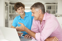 Vater und Sohn machen Jugendgirokonto Vergleich