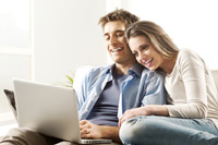 Paar macht Online Banken Vergleich